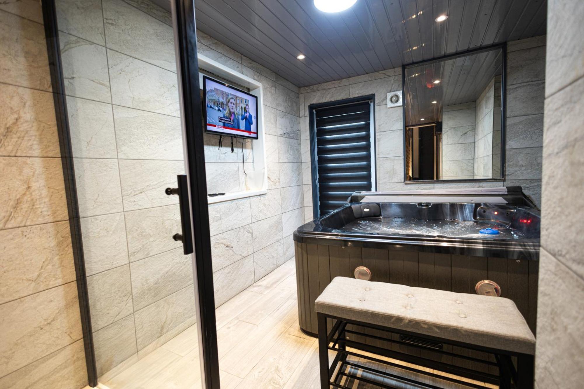 Elegant 1Bedroom Flat With Jacuzzi In A Prime Location Londres Exterior foto