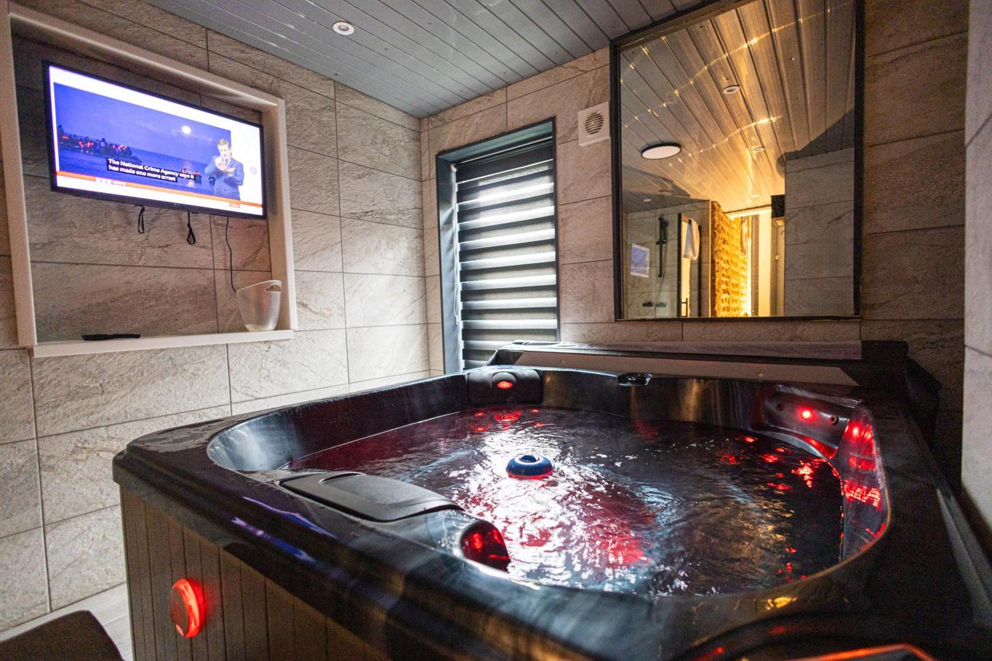 Elegant 1Bedroom Flat With Jacuzzi In A Prime Location Londres Exterior foto